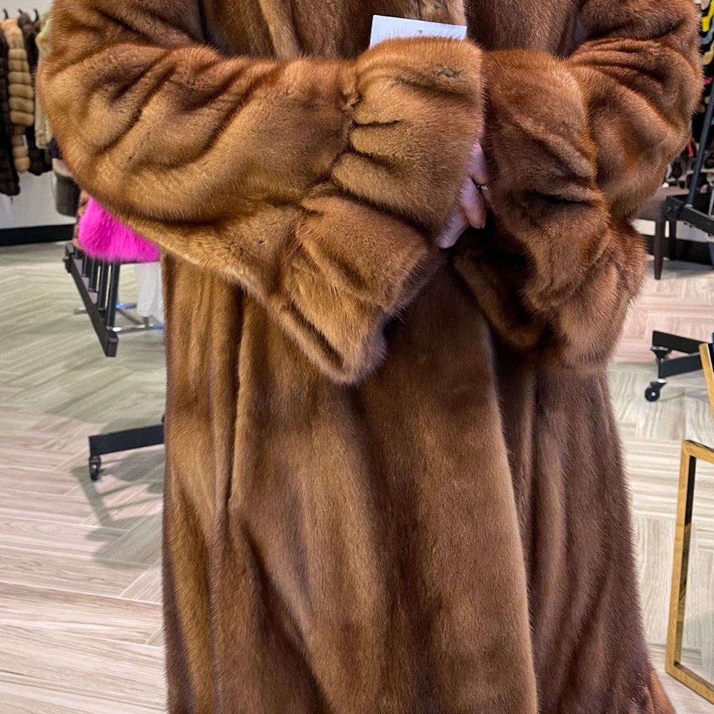 BEAUTIFUL BROWN MINK COAT! - Picture 16 of 16